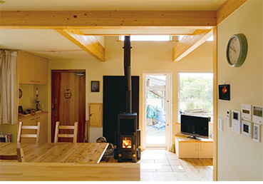 無垢材の梁やフローリング