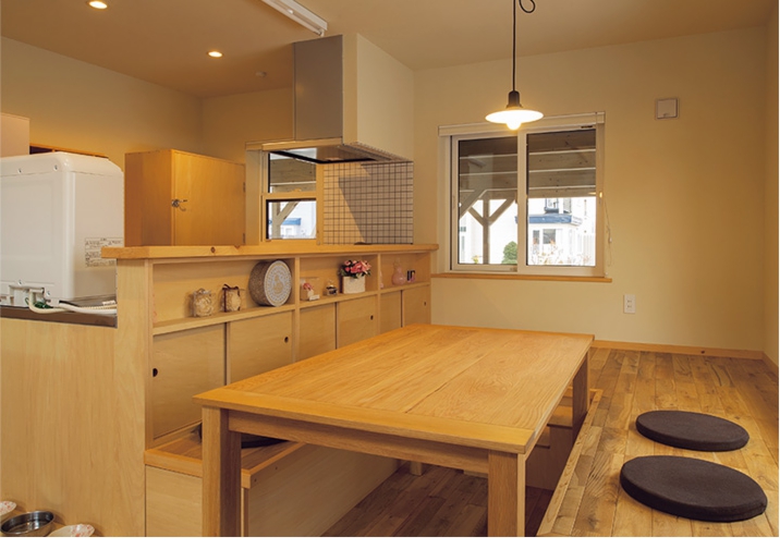 ダイニングは掘りごたつ風の小上がり