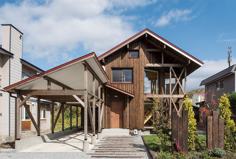 三角の赤い大屋根