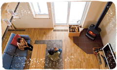 田園風景に沈む夕日の眺めゆったりとくつろぐ家