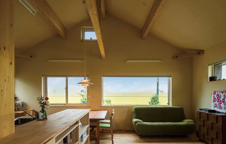 「開放的なLDKからは、丹精している田んぼが一望できる。究極の職住近隣を目指したSさんお気に入りのくつろぎ空間となった