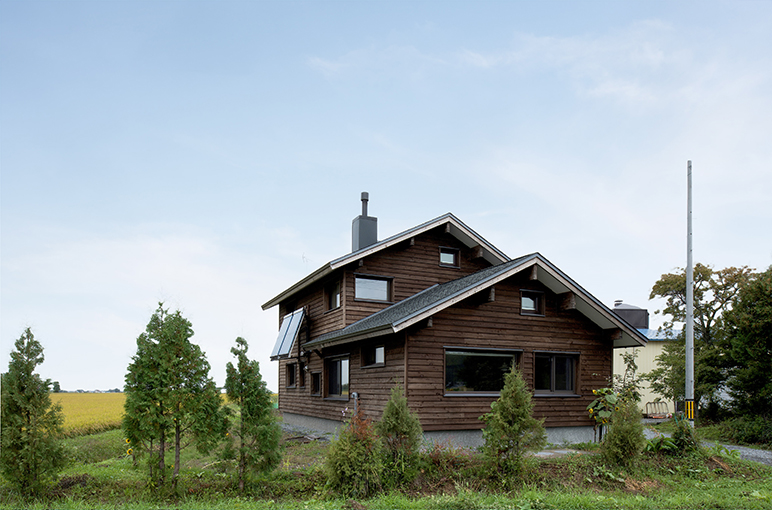 街中で緑の豊かさを感じる 変形敷地を生かした住まい