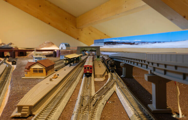 実は大の鉄道ファンであるSさん。ロフトには、製作中の鉄道模型のジオラマが