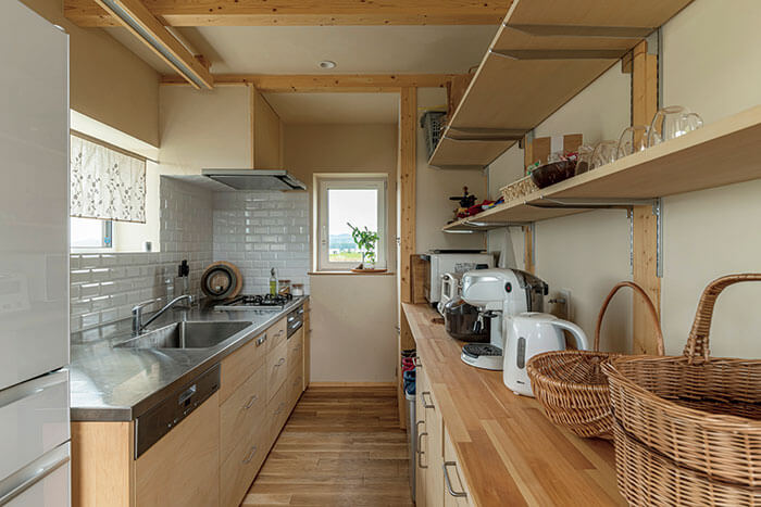 自慢の風景を眺めながら料理ができるキッチン。「料理に集中したいので、オープンにするよりも少し閉じた空間にしたかったんです」と奥さん