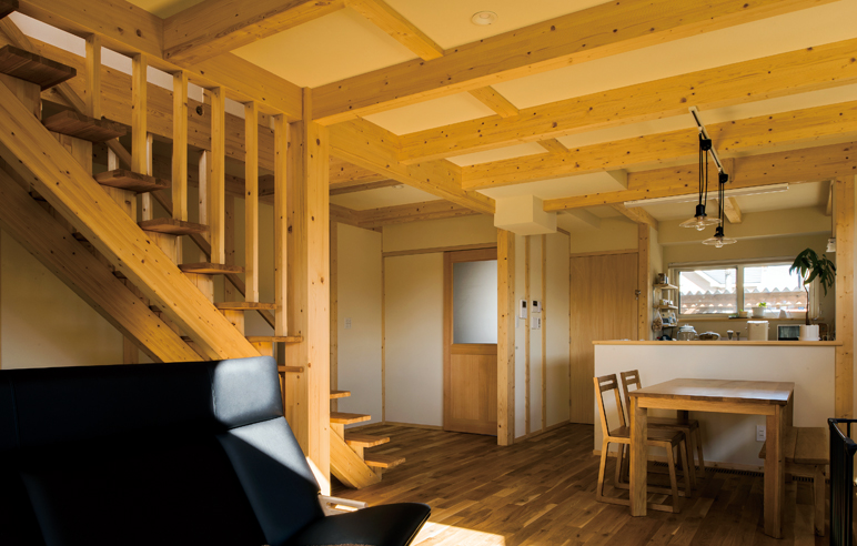 リビングからダイニング・キッチンを見る。キッチンには、根菜類をしまうのに便利な食品庫も完備