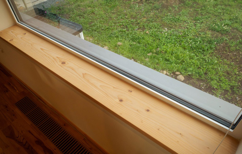 窓まわりから壁の厚みがわかる。窓はLow-Eトリプルガラス（アルゴンガス入り）