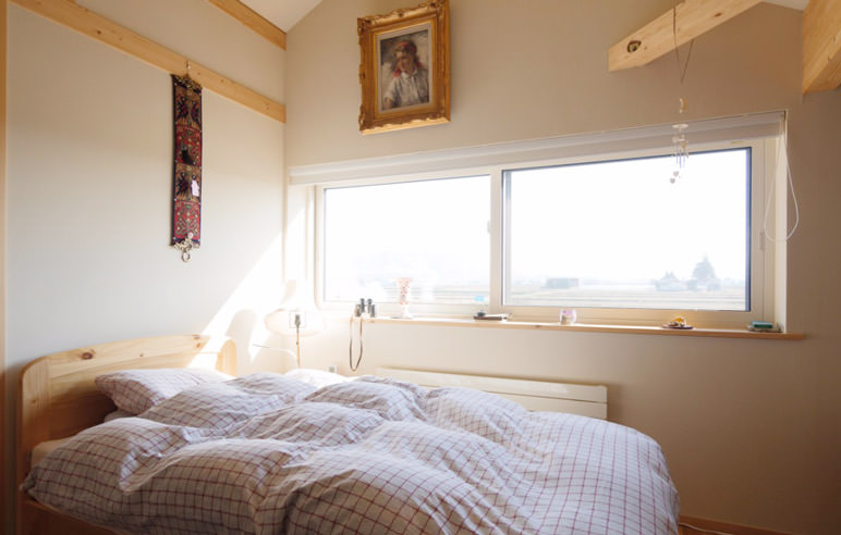 毎朝、ベッドから遠くの山々や眼下に広がる田園風景を眺め、鳥やキタキツネをみかけることも。稲穂の揺れる様子や紅葉や雪景色も楽しむ。寝室には友人たちが「もうひと部屋つくれるんじゃない？」と驚くほど大きなウォーキングクローゼットも